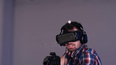 Genç arkadaşları VR sanal gerçeklik silah ve gözlük keskin nişancı oyun oynuyor