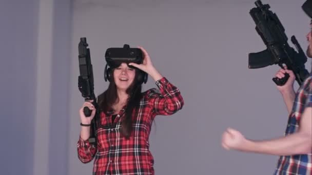 Casal jovem sendo feliz com sua vitória no jogo de realidade virtual — Vídeo de Stock