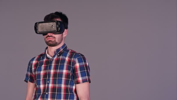 Jonge man aan het werk in de VR-bril — Stockvideo