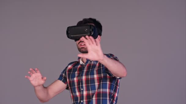 Homem com óculos de realidade virtual gesticulando e sorrindo excitadamente — Vídeo de Stock