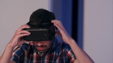 Vr gözlüklerini koyarak ve sanal gerçeklik dünya zevk genç adam