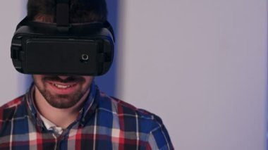 Sanal gerçeklik oturumdan sonra kameraya bakarak vr gözlük gülümseyen adam