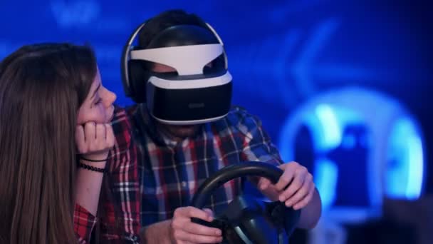 Fille ennuyée essayant de distraire son petit ami de jouer réalité virtuelle jeu de course — Video