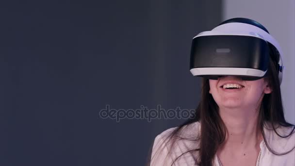 Sorridente donna in realtà virtuale auricolare godendo la sua esperienza — Video Stock