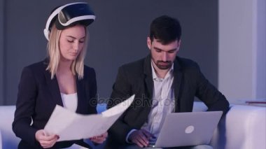 İki iş adamları Vr kulaklık ve laptop inşaat proje tartışıyor