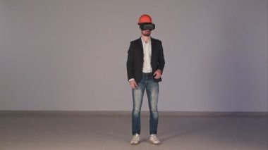 Kask inşaat proje tasarımı Vr gözlüklü genç erkek mühendisi
