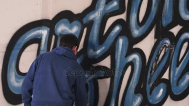 Genç kentsel ressamın grafiti harf duvardaki çizim