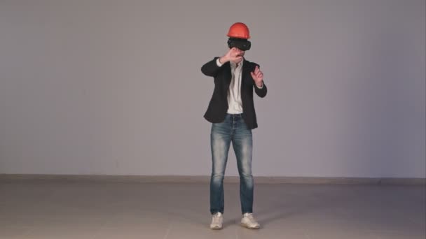 건설 프로젝트를 개발 하는 가상 현실 구글의 입고 남성 엔지니어 — 비디오
