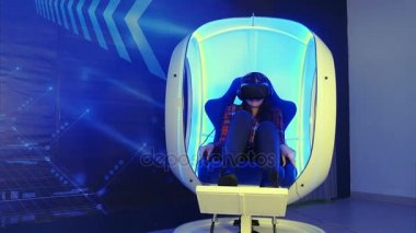 Sanal gerçeklik cazibe oturma ve korkunç duygu genç kız