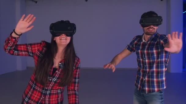 Surprised couple experiencing virtual reality simulation — Stock Video
