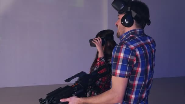 Dos amigos de alta cintura por su victoria en el juego de realidad virtual — Vídeos de Stock