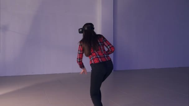 Chica caminando experimentando la realidad virtual a través de gafas VR — Vídeos de Stock