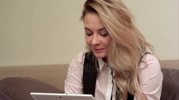 Νέοι επαγγελματίες γυναίκα που κάθεται στο κρεβάτι στο ένα υπνοδωμάτιο ξενοδοχείο έχοντας ένα video chat μέσω tablet, συζητώντας προβλήματα — Αρχείο Βίντεο