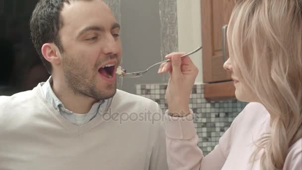 Casal com fome ir para a geladeira para lanchar em algum bolo à noite — Vídeo de Stock