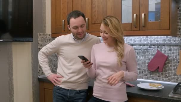 Paar hört gemeinsam Musik und singt in der Küche, tanzt zusammen — Stockvideo