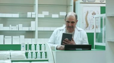 Üst düzey eczacı eczane tıpta kontrol tablet PC'de çalışma bıyıklı