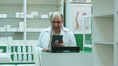 İlaç deposunda tablet pc kullanarak istemci ile görüntülü sohbet sahip üst düzey eczacı
