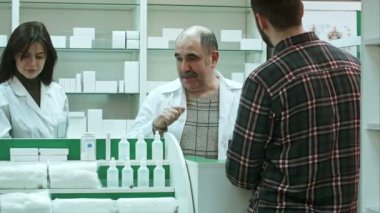 Genç erkek müşteri satın bir eczane tıbbi ürünler