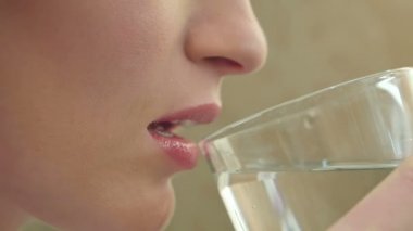 Güzel genç kız su kapalı ve gülümseyen bir bardak içerek sağlıklı tutuyor