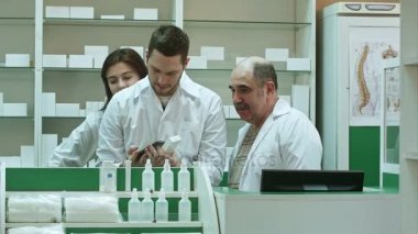 Selfie alarak hastane eczane, eczacı, gülümseyen