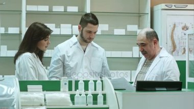 Eczacı eczane Eczane, üst düzey eczacı çalışma ekibi ile öğrencilerin iş memnun değil