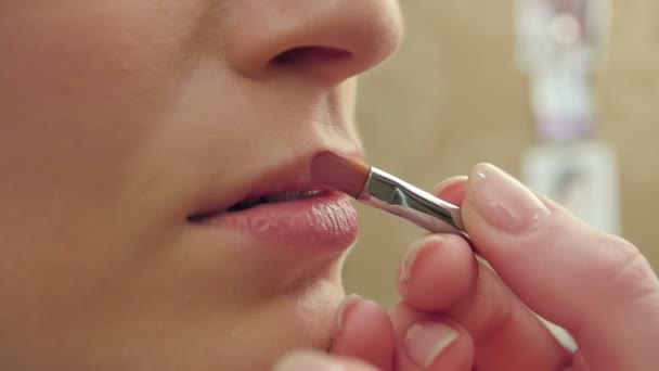 Maquiagem artista faz uma menina bela maquiagem antes de um evento importante — Vídeo de Stock