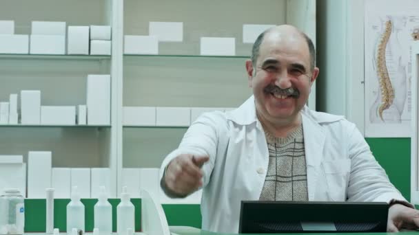 Felice farmacista maschio mostrando allright segno e inciampare sorridendo — Video Stock