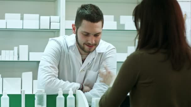 Junge Frau kommt in Apotheke, um Tabletten zurückzugeben — Stockvideo