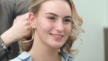 Kıvırcık saç modeli Kuaför Güzellik Salonu tarafından son stil