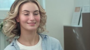 Genç kadın zevk Güzellik Salonu Kuaför çalışmanın sonucu