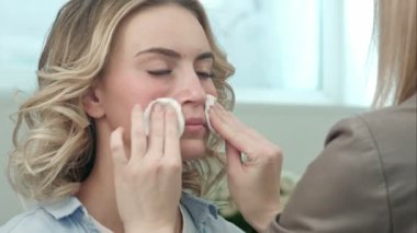 Hazırlama ve genç sarışın model cilt temizliği makyaj sanatçısı