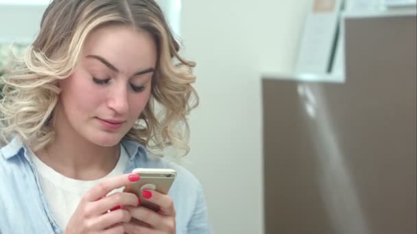 Krankes junges Mädchen benutzt Handy und niest — Stockvideo