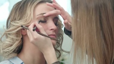 Güzellik salonunda oturan genç sarışın model portresi