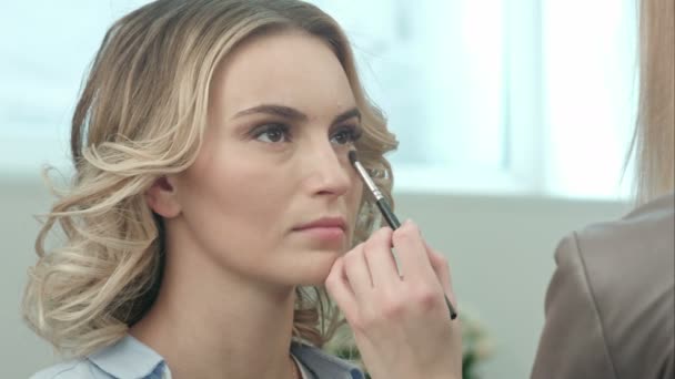 Usar pincel de maquillaje para aplicar sombras de ojos — Vídeos de Stock