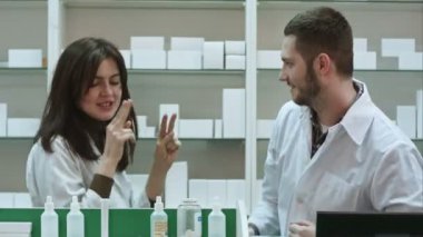 Komik genç eczacı eczane dans beyaz üniforma giymiş