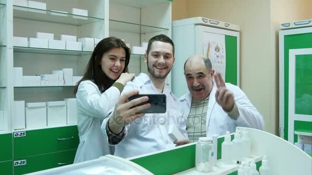 Equipo sonriente del farmacéutico tomando selfie en la farmacia del hospital — Vídeos de Stock