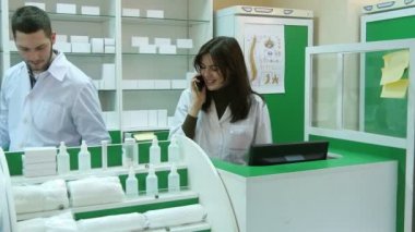 Eczacı eczane bilgisayarda tarama sýrasýnda arama