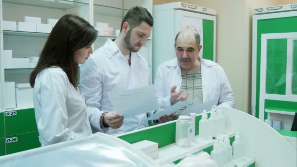 Equipo de farmacia que revisa documentos y medicamentos en la farmacia — Vídeos de Stock