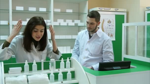 Miután a konfliktus a kórházi gyógyszertár gyógyszerész csapat — Stock videók
