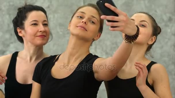 Três jovens mulheres fazendo selfie após o treino na aula de ioga — Vídeo de Stock