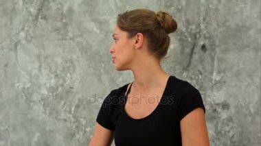 Onun grubuna konuşurken eğitmen uyum, yoga asanas açıklamak