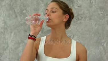 Genç güzel kadın içme suyu yoga dersten sonra portresi