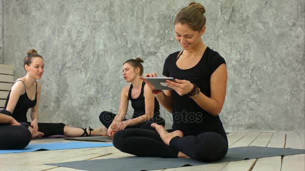 Sportieve vrolijke vrouw met behulp van Tablet PC in lichte kamer — Stockvideo