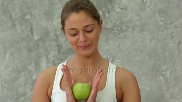 Sorglösa frisk spansktalande kvinna innehar grönt äpple leende — Stockvideo