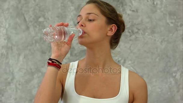 Portret van jonge mooie vrouw drinkwater na yogales — Stockvideo