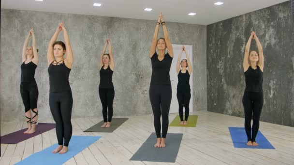 Mujer feliz y activa haciendo ejercicio de yoga en la estera — Vídeos de Stock
