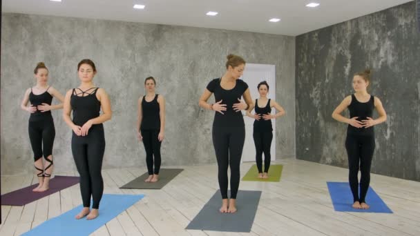 Beau canapé jeune femme expliquer respiration yoga exercice, pratique tout en se tenant debout — Video