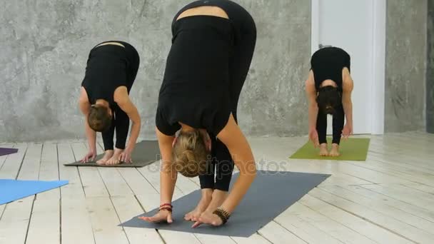 Grupo de mujeres jóvenes terminando asana, practicando yoga — Vídeos de Stock