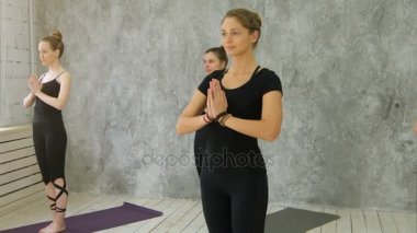 kadın eğitmen sınıf ayakta namaste ile poz yoga dersinde