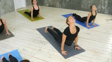 Yoga güneşi selamlama yapıyor kadın kapalı yoga stüdyosunda poz